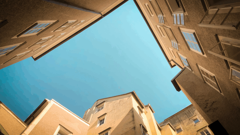 Vue ciel avec immeubles