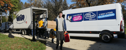 Bénévoles devant le camion partenaire de la collecte