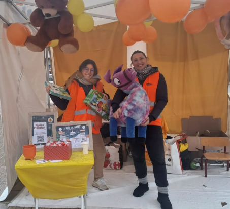 Bénévoles à un stand de collecte des Suricates