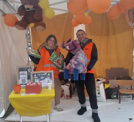 Bénévoles à un stand de collecte des Suricates