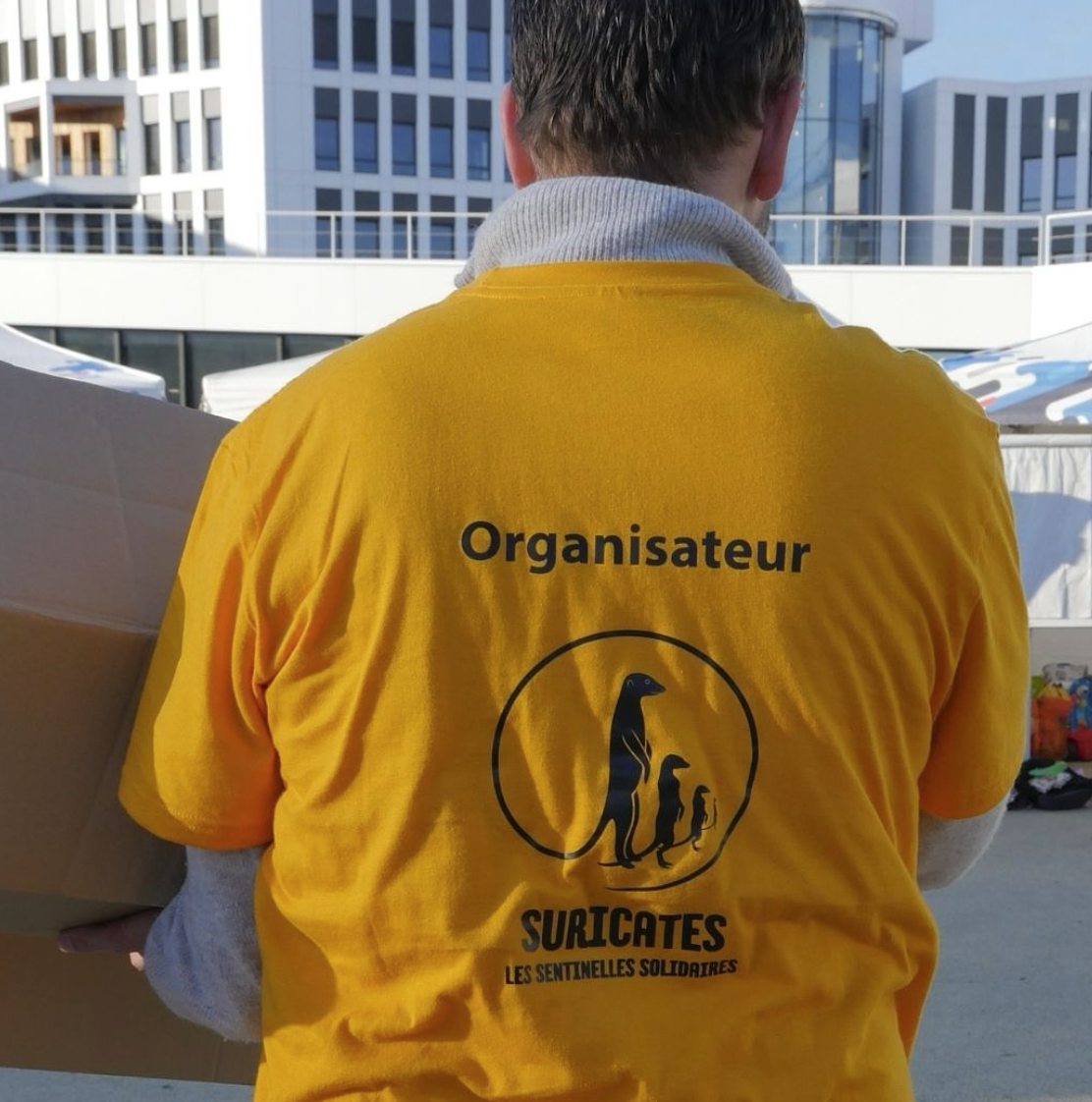 Bénévole portant le tee-shirt Organisateur des Suricates