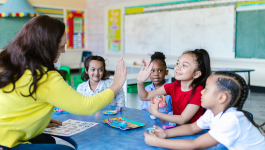 Intervenante animant un atelier auprès d'enfants en classe
