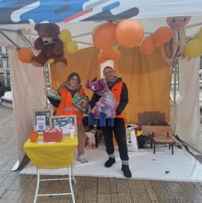 Distribution de dons sous une tente par des bénévoles
