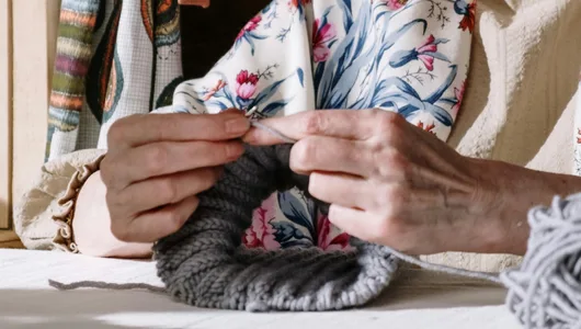Atelier de tricot entre les mains d'une aînée