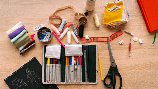 Kit de fournitures scolaires distribué aux jeunes